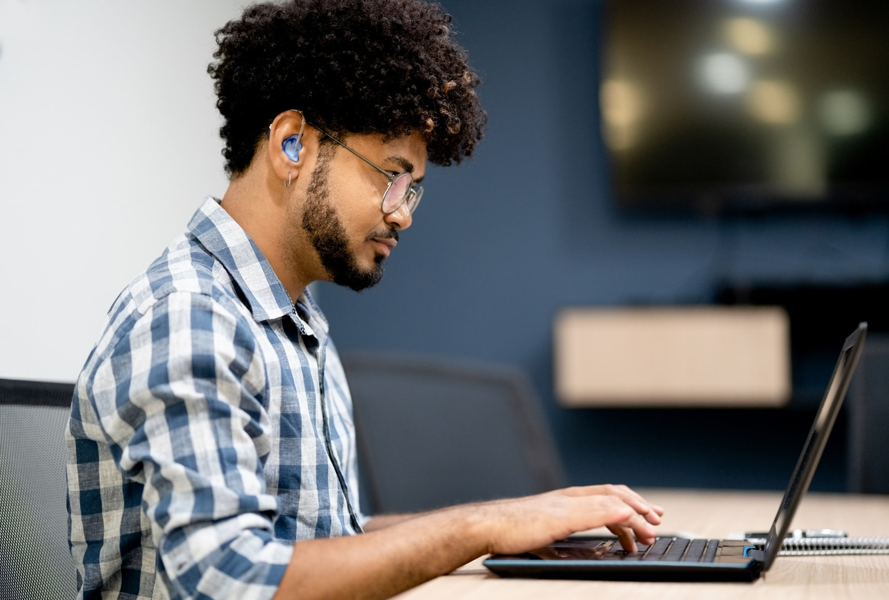 Best Practices for Using Hearing Aids While Reading in Public Spaces