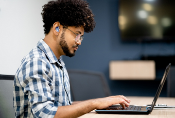 Best Practices for Using Hearing Aids While Reading in Public Spaces